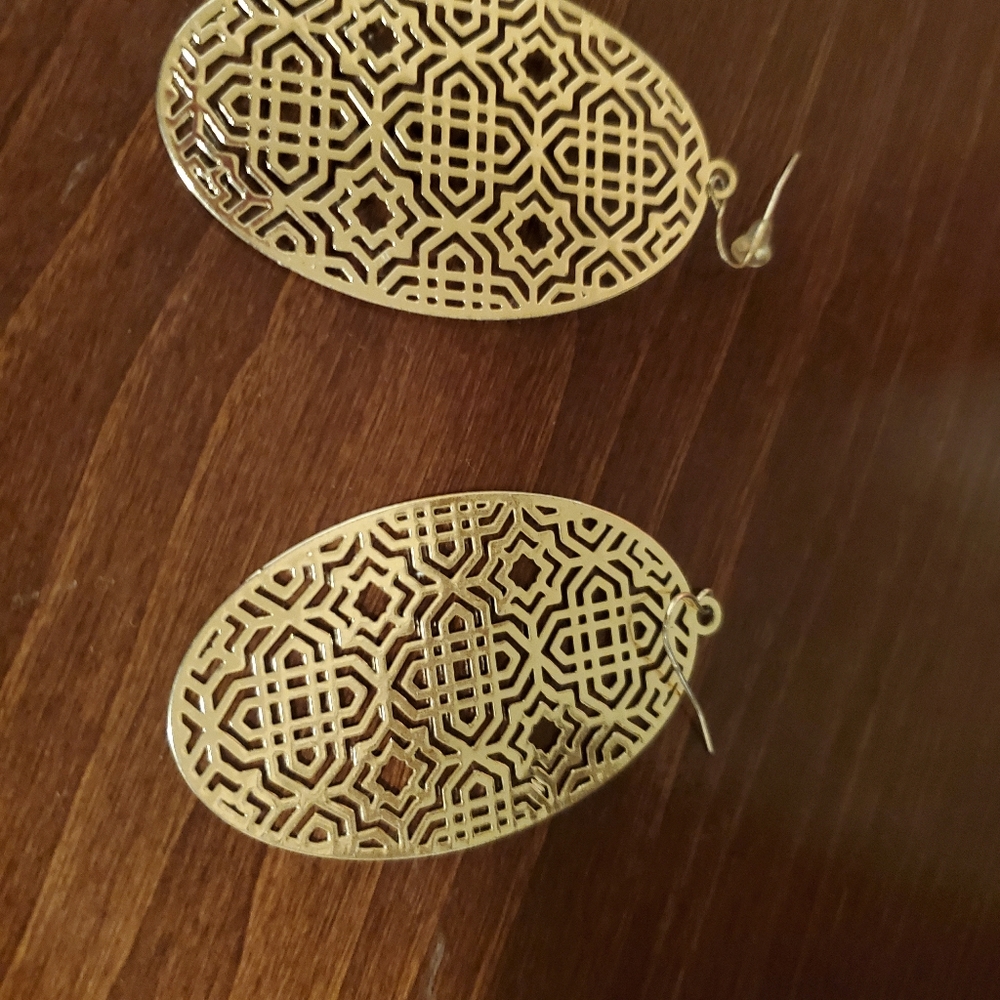 Gold oval earings